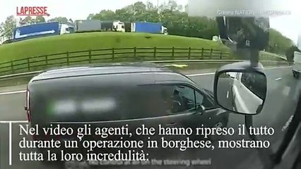 Regno Unito, conducente spericolato mangia mentre guida e sterza con le ginocchia