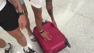 Il arrache les roulettes de sa valise à l’aéroport pour éviter de payer le supplément bagage de 70 euros