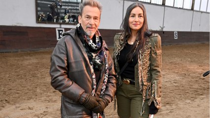 Download Video: VOICI : INFO VOICI - Florent Pagny : sa femme Azucena est inquiète, comment elle veille sur lui (1)