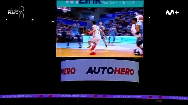 Facundo Campazzo recibe el trofeo de MVP Movistar en los Playoff de la Liga Endesa 2024