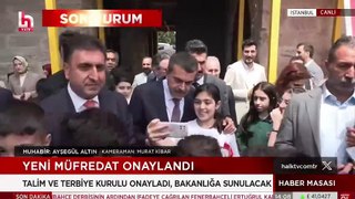 Milli Eğitim Bakanı Yusuf Tekin müfredatı soran muhabire 'elle' müdahale etti,