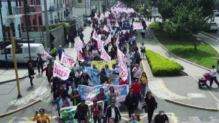 Cientos de maestros protestan por mejores salarios en Perú