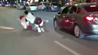 Önünü kaldırmaya çalıştığı motosikleti devrildi