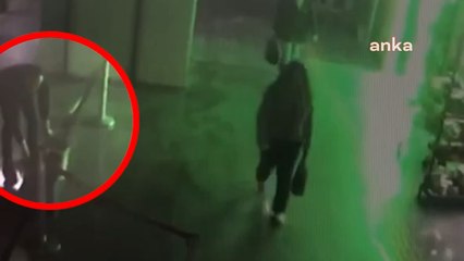 Bu da metro kumpası: Kovayla su döküp fotoğrafını çekti