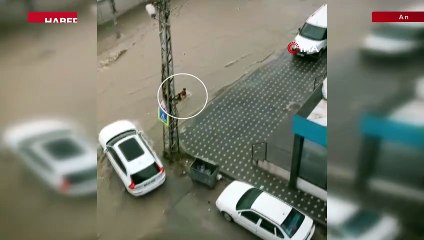Ankara'da sele kapılan iki kardeş çevredekiler tarafından kurtarıldı