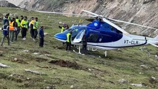 Hindistan’da helikopter kendi etrafında dönerek pist dışına indi! O anlar kamerada