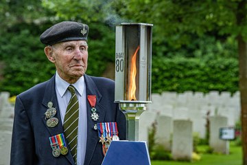 Ken Cooke D Day veteran talks to school children at Stonefall Cemetery for the Light their Legacy event