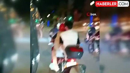 Canlarını hiçe sayıp otomobilin altında kalmaktan son anda kurtuldular... O anlar kamerada
