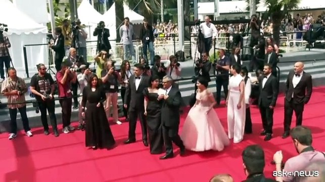 Cannes, l'iraniano Rasoulof con le foto degli attori rimasti in Iran