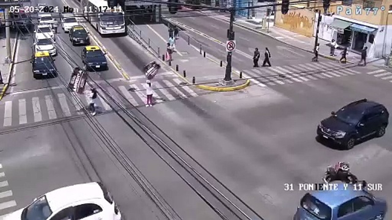 Ce motard a eu droit à un tour de manège gratuit... même pas mal