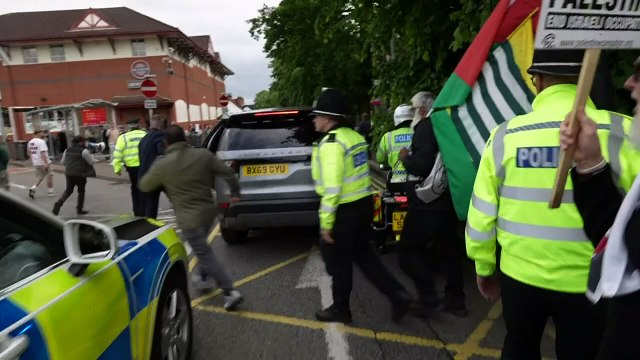 Palestine protest blocks Sunak's motorcade during visit