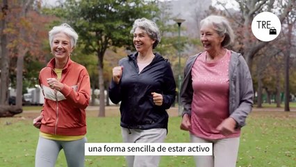 Скачать видео: Salir a caminar está muy bien a partir de los 50, pero los expertos dicen que también deberías practicar este ejercicio