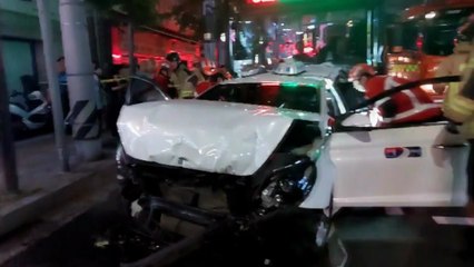 버스 사이에 낀 택시 반파...승객 7명 다쳐 / YTN