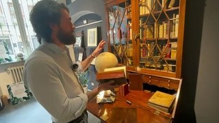 Luca Cena, l’influencer di Torino che racconta i libri antichi: «Mi scrivono per valutare i libri che hanno in casa»
