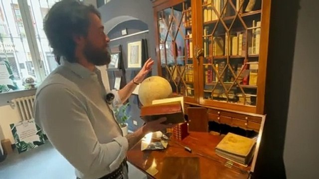 Luca Cena, l’influencer di Torino che racconta i libri antichi: «Mi scrivono per valutare i libri che hanno in casa»