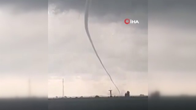 Adana'da hortum: Gören telefona sarıldı