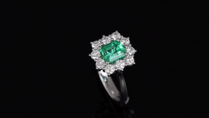 Anello modello rosetta con smeraldo taglio ottagonale della collezione Prestige della Gioielleria Casavola di Noci