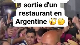 Messi envahi par les fans à la sortie d'un restaurant en Argentine