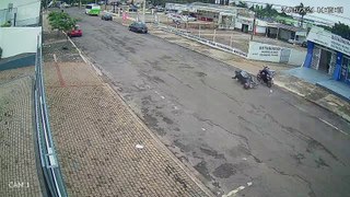 Câmera registra colisão entre duas motos na Rua da Lapa