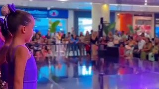 Mãezona! Ivete é vista na plateia de apresentação das filhas em shopping de Salvador