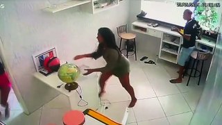 Câmera de segurança flagra mulher esfaqueando jovem em salão de beleza