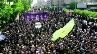 Iran, la folla ai funerali di Raisi a Teheran