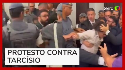 Скачать видео: PMs e estudantes que protestavam contra Tarcísio entram em confronto na USP