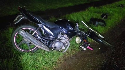 Moto fica destruída após bater em pedra na marginal da BR-277
