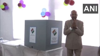 पूर्व राष्ट्रपति राम नाथ कोविंद ने मतदान केंद्र पर लोकसभा इलेक्शन 2024 के लिए अपना वोट डाला