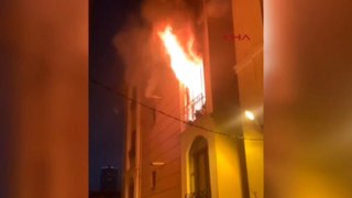 Kağıthane'de 4 katlı binanın 3'üncü katındaki daire alev alev yandı