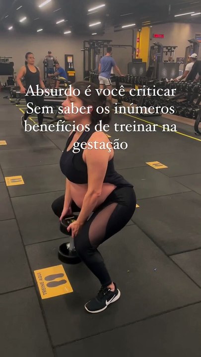 Antes de criticar, saiba que treinar durante a gestação é treinar por saúde e não por estética. São inúmeros benefícios tanto para a mãe quanto para o bebê. Então, seja menos preconceituosos e estude um pouco  #