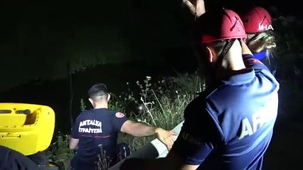 Otomobil dereye uçtu: 2 kişi kayıp