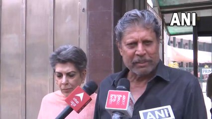 भारतीय क्रिकेटर कपिल देव ने अपना मतदान करने के बाद कहा,मुझे बहुत खुशी है कि हम लोकतंत्र में हैं