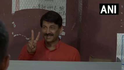 उत्तर पूर्वी दिल्ली लोकसभा सीट से भाजपा उम्मीदवार मनोज तिवारी ने एक मतदान केंद्र में अपना वोट डाला