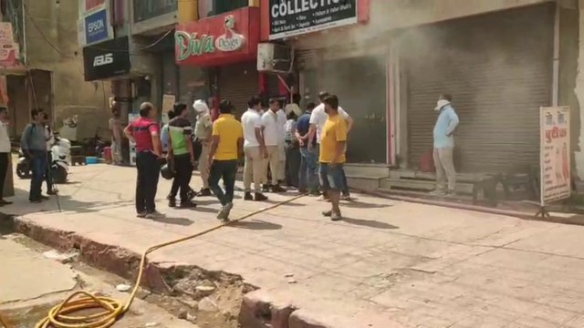 साड़ी की दुकान में लगी आग, मौके पर पहुंची दमकल गाडी ने पाया आग पर काबू