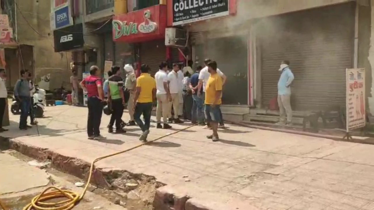 साड़ी की दुकान में लगी आग, मौके पर पहुंची दमकल ग...