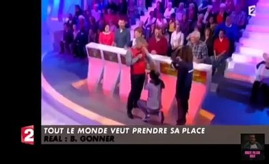 Polémique : Les réponses aux 4 questions qui se posent sur cet extrait de France 2, exhumé sur X, dans lequel Nagui mime une fellation avec une assistante accroupie devant lui