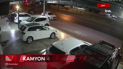 Antalya'da kontrolden çıkan kamyon 4 otomobili biçti