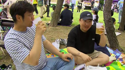 공원 속 맥주 "좋습니다"...하늘엔 비행기 땅엔 유채꽃 / YTN