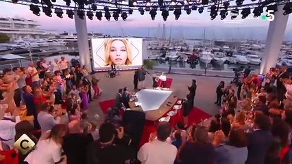 Anne-Elisabeth Lemoine en pleine fête avec Santa sur C à vous 🎉