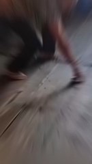 Elle entend des bruits sous le sol