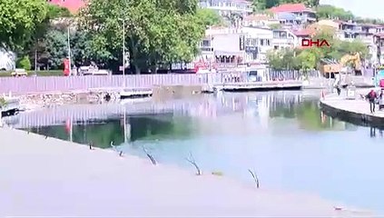Hafriyat kamyonu denize düştü