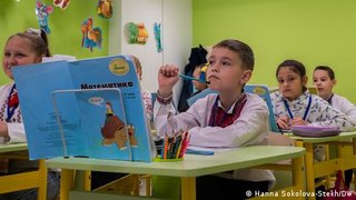 Gegen russische Bomben: Charkiw eröffnet erste Untergrund-Schule