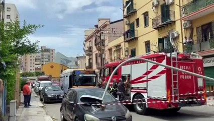palo caduto in via Perpignano su un’auto
