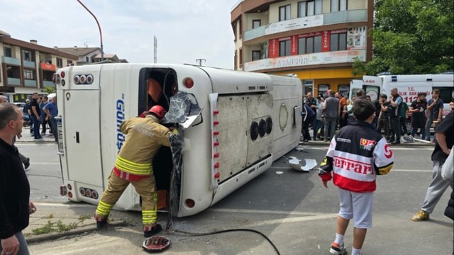 Kırmızı ışıkta geçen minibüse, otomobil çarptı