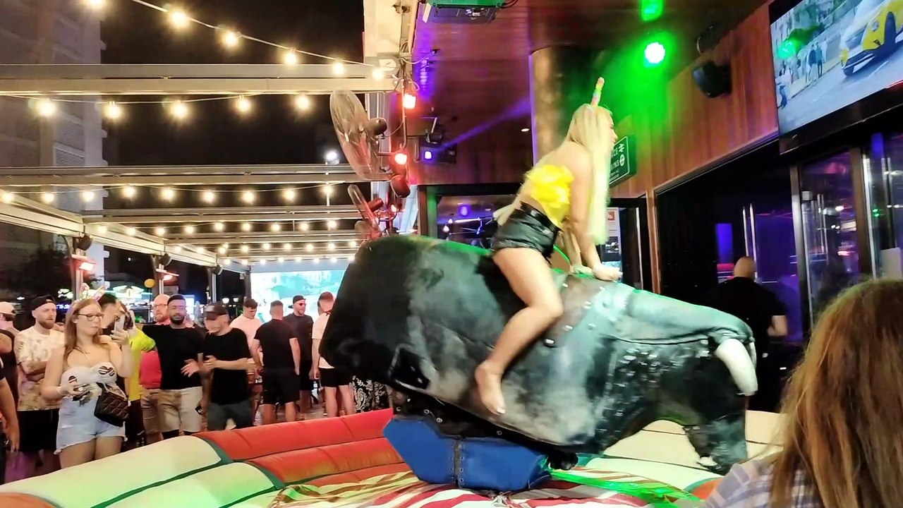 Mechanical Bull Benidorm - Girl in yellow on Bull - video Dailymotion