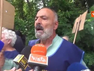 "Meloni fermi gli abbattimenti", la protesta a Caivano nel giorno della visita della Premier