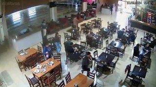 Câmeras flagram mulher furtando cachecol em restaurante no Centro