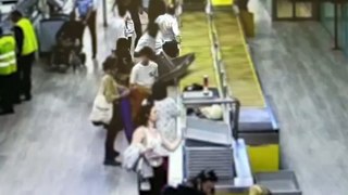 Passageiro reanimado após sentir-se mal em aeroporto espanhol. Há imagens