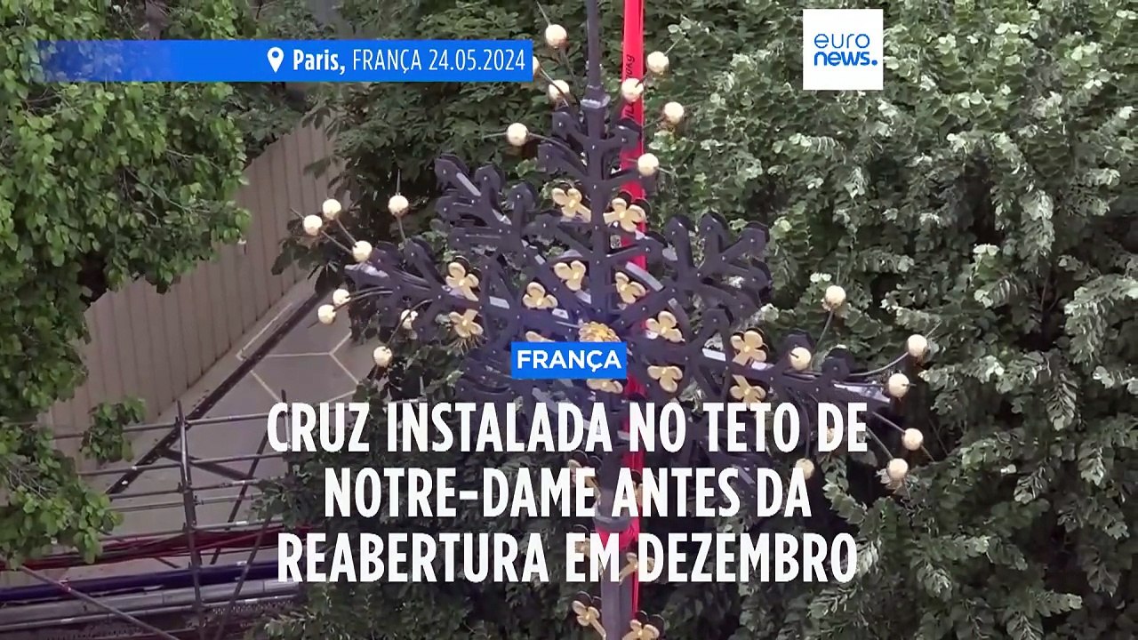 Cruz do século XIX volta ao telhado da Catedral de Notre Dame em Paris